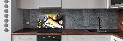 Rivestimento parete cucina con pasta all'aglio