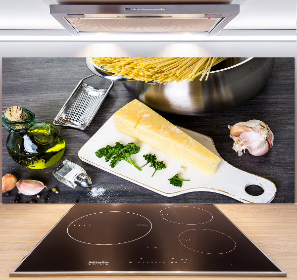 Rivestimento parete cucina con pasta all'aglio