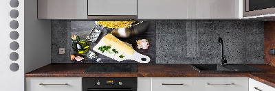 Rivestimento parete cucina con pasta all'aglio