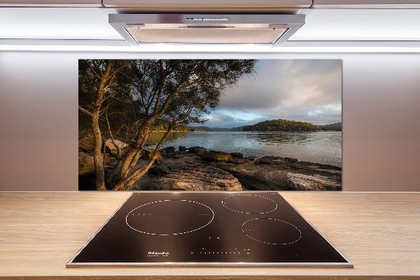 Pannello retrocucina con stampa raffigurante un albero sulla riva del fiume