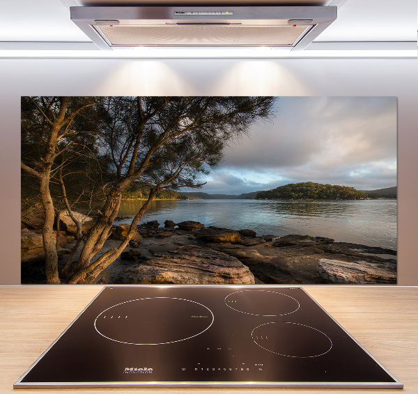 Pannello retrocucina con stampa raffigurante un albero sulla riva del fiume