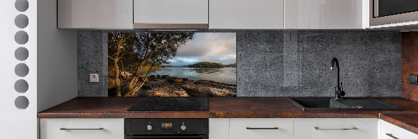 Pannello retrocucina con stampa raffigurante un albero sulla riva del fiume