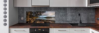 Pannello retrocucina con stampa raffigurante un albero sulla riva del fiume
