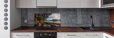 Pannello retrocucina con stampa raffigurante un albero sulla riva del fiume