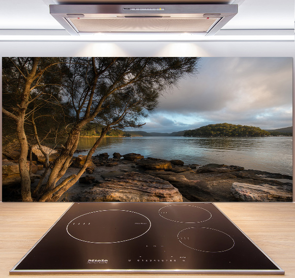 Pannello retrocucina con stampa raffigurante un albero sulla riva del fiume