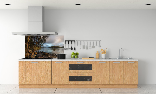 Pannello retrocucina con stampa raffigurante un albero sulla riva del fiume