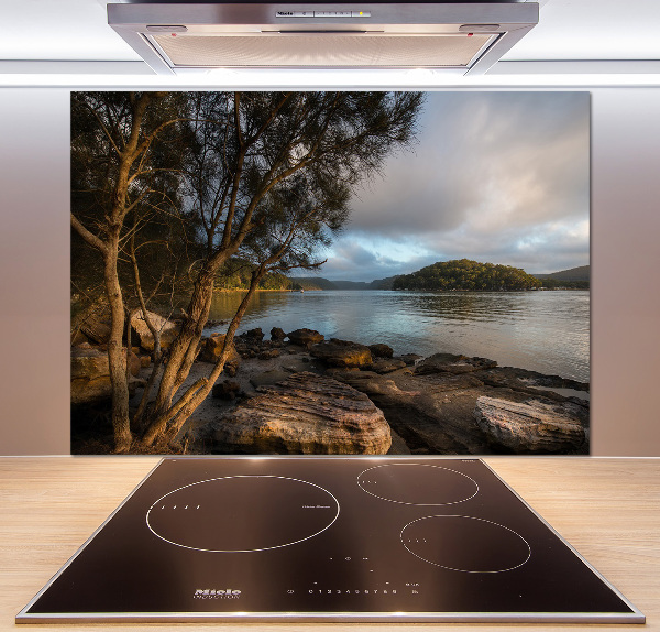 Pannello retrocucina con stampa raffigurante un albero sulla riva del fiume