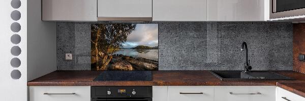 Pannello retrocucina con stampa raffigurante un albero sulla riva del fiume