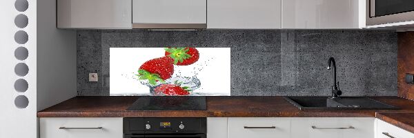 Rivestimento parete cucina con motivo di fragole che cadono