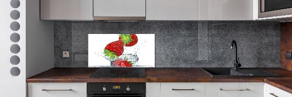 Rivestimento parete cucina con motivo di fragole che cadono