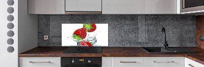 Rivestimento parete cucina con motivo di fragole che cadono