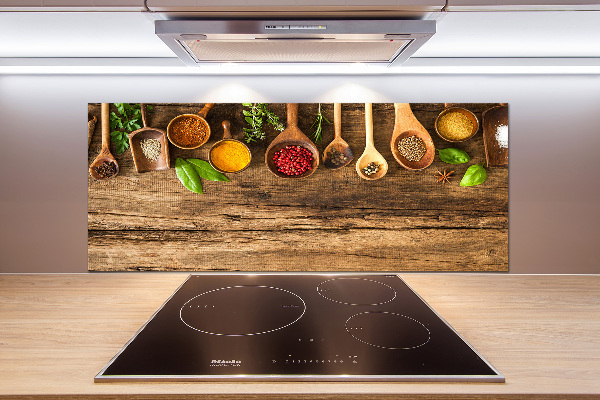 Pannello retrocucina con decorazione a motivo spezie su sfondo legno