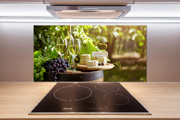 Rivestimento parete cucina con motivo a vino e stuzzichini