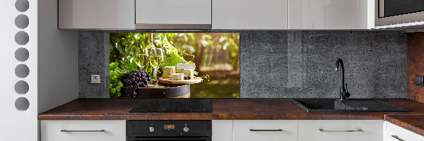 Rivestimento parete cucina con motivo a vino e stuzzichini