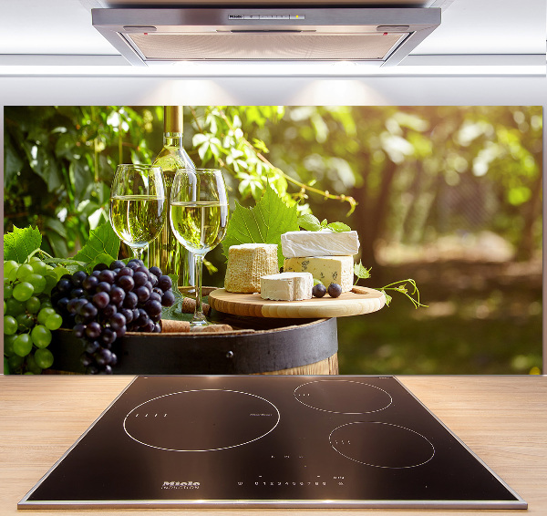 Rivestimento parete cucina con motivo a vino e stuzzichini