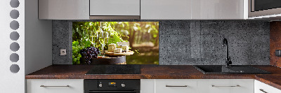 Rivestimento parete cucina con motivo a vino e stuzzichini