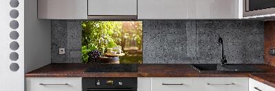 Rivestimento parete cucina con motivo a vino e stuzzichini