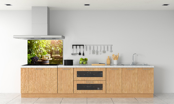 Rivestimento parete cucina con motivo a vino e stuzzichini