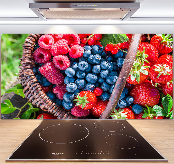 Pannello paraschizzi cucina con stampa raffigurante un cesto di frutti di bosco