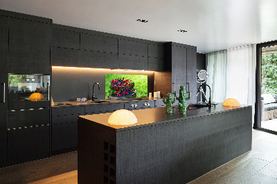 Rivestimento parete cucina con stampa di un cesto di frutti di bosco