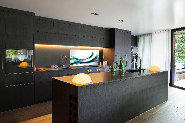 Rivestimento parete cucina con motivo a onde astratte