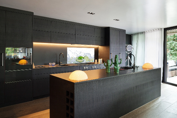 Rivestimento parete cucina con finitura effetto calce e acqua