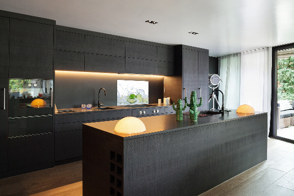 Rivestimento parete cucina con finitura effetto calce e acqua