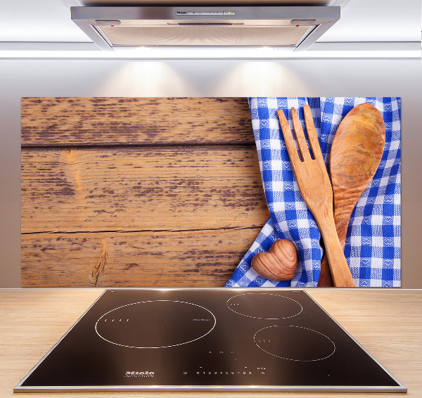 Rivestimento parete cucina con utensili in legno