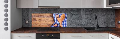 Rivestimento parete cucina con utensili in legno