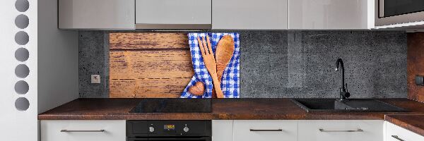 Rivestimento parete cucina con utensili in legno