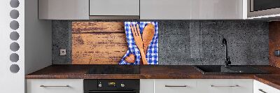 Rivestimento parete cucina con utensili in legno