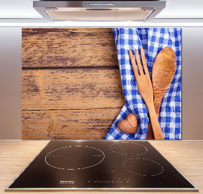 Rivestimento parete cucina con utensili in legno