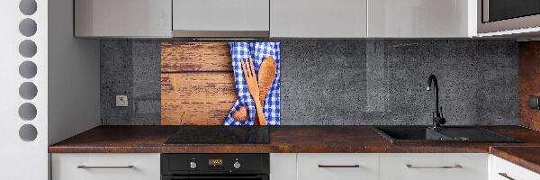 Rivestimento parete cucina con utensili in legno