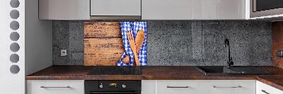 Rivestimento parete cucina con utensili in legno