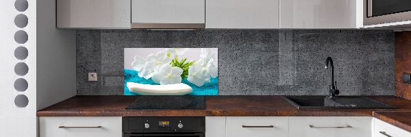 Rivestimento parete cucina con motivo di fiori bianchi in stile spa