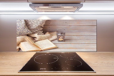 Pannello paraschizzi cucina con stampa decorativa raffigurante una persona che si rilassa leggendo un libro