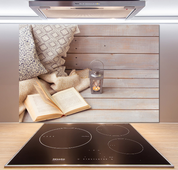 Pannello paraschizzi cucina con stampa decorativa raffigurante una persona che si rilassa leggendo un libro