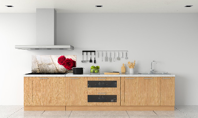 Pannello retrocucina con motivo di rose su sfondo effetto legno