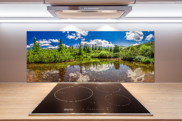 Rivestimento parete cucina con stampa raffigurante un lago nella foresta