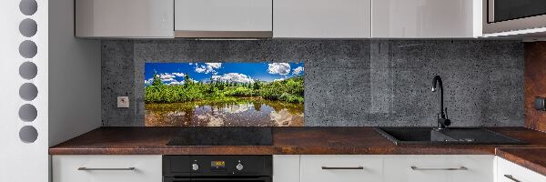 Rivestimento parete cucina con stampa raffigurante un lago nella foresta