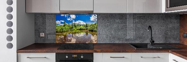 Rivestimento parete cucina con stampa raffigurante un lago nella foresta