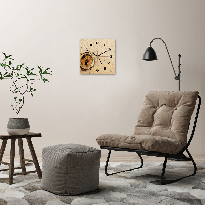 Orologio quadrato con quadrante a tema bussola su sfondo mappa