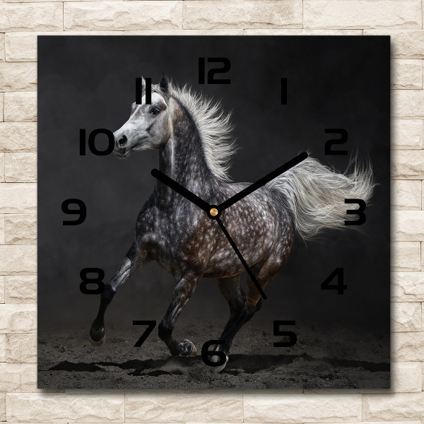 Orologio quadrato con decorazione raffigurante un cavallo arabo grigio