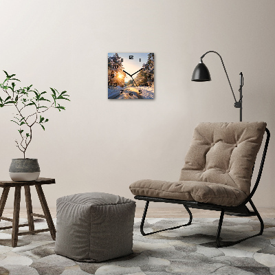 Orologio quadrato con quadrante decorato con l'immagine di una strada nella foresta in inverno