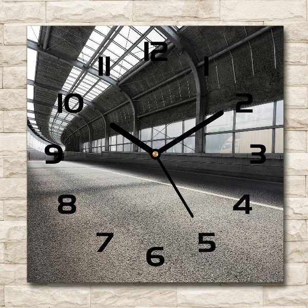 Orologio quadrato con quadrante decorato con una stampa raffigurante una strada nel tunnel