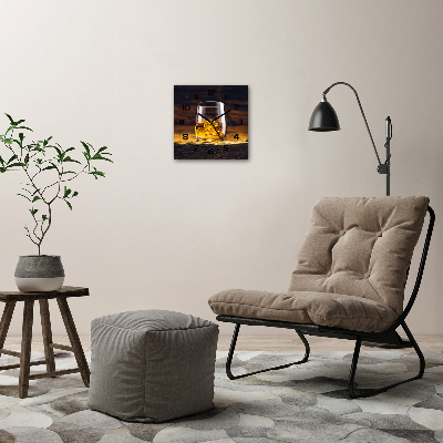 Orologio da parete quadrato con motivo bourbon in un bicchiere