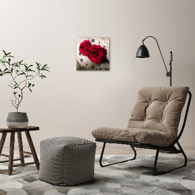 Orologio quadrato con decorazione di rose su fondo in legno