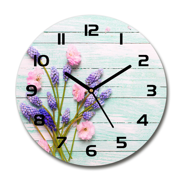 Orologio rotondo con stampa di lavanda su sfondo in legno
