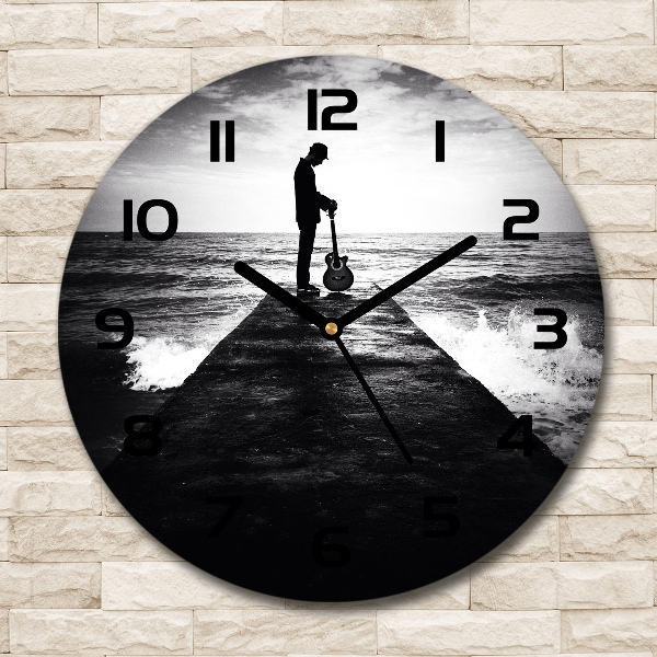 Orologio rotondo in vetro con decorazione raffigurante un chitarrista sul molo