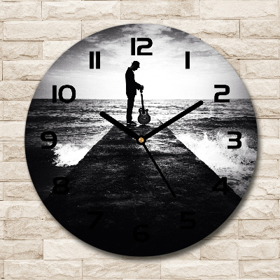 Orologio rotondo in vetro con decorazione raffigurante un chitarrista sul molo